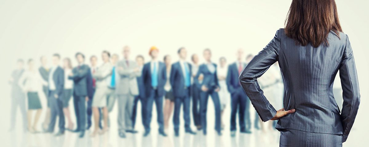 Toimitusjohtajan viisi viestinnän sudenkuoppaa - naisjohtaja katselee yrityksen työntekijöitä
